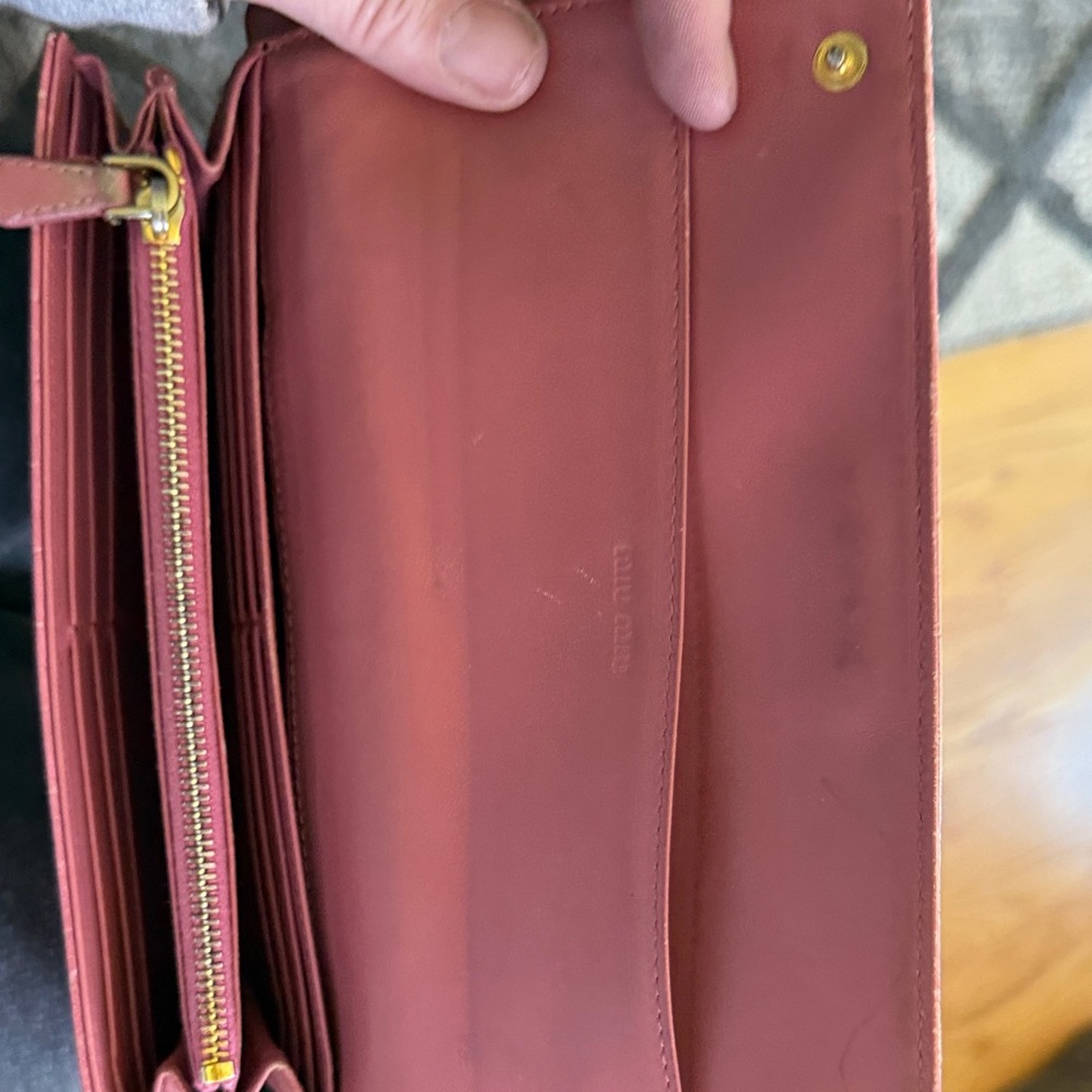 Miu Miu Pink Croc-Embossed Leather Wallet - Picture 8 of 10